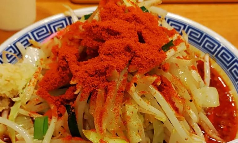 🔥ランチはガツンと辛劇タンメン！🌶

🥬野菜たっぷり×濃厚スープ×刺激的な辛さ🔥🌶️
麺も野菜もたっぷりで、満足度MAXのランチにぴったり🍜

仕事の合間でも、がっつり辛くてクセになる一杯をどうぞ！

#トナリ #辛劇タンメン #タンメン #ラーメン #ランチ