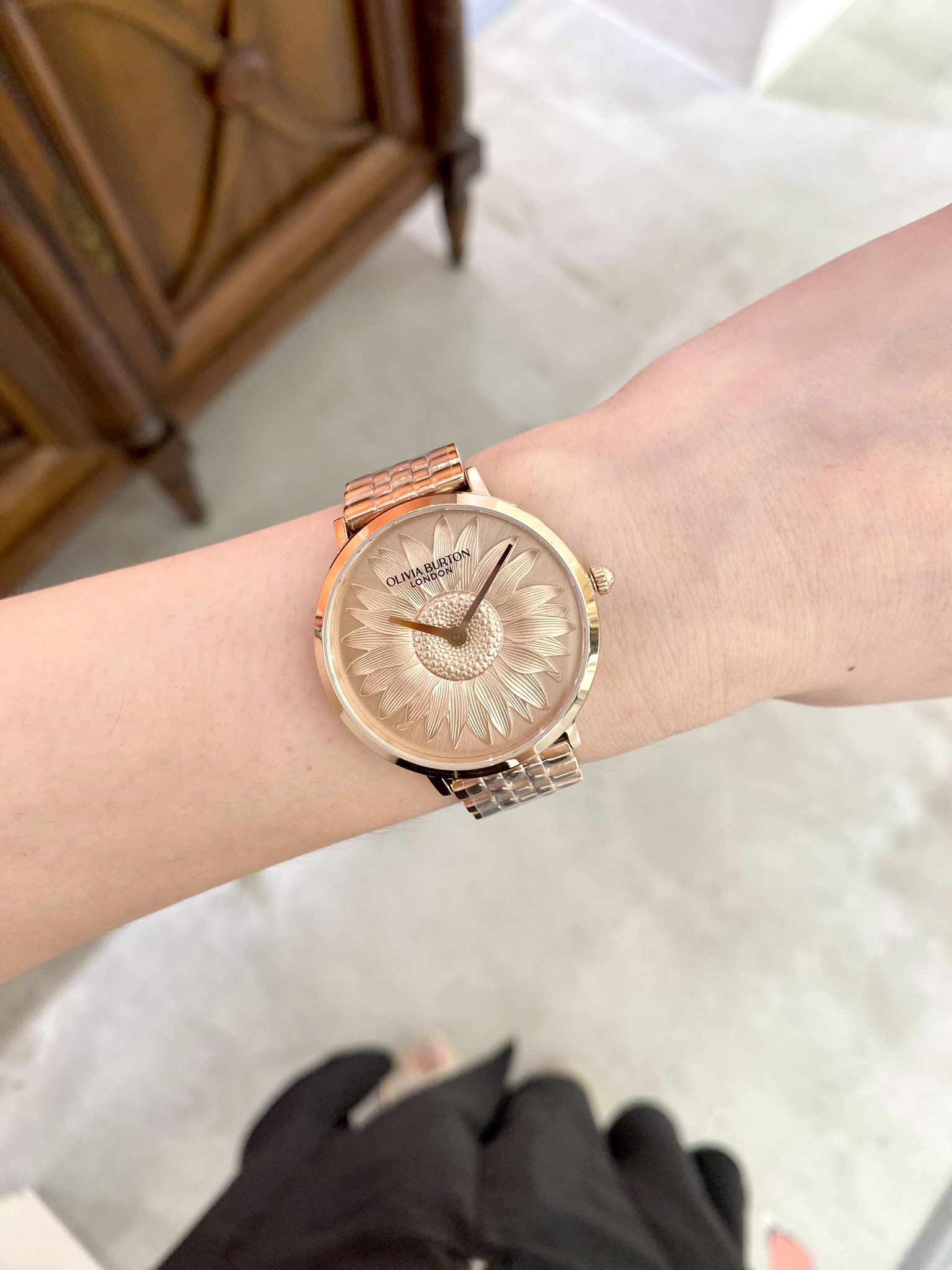 OLIVIA BURTON 腕時計フラワーショーモデル ブラックゴールド　新品 OLIVIA BURTON 腕時計フラワーショーモデル ブラックゴールド 新品