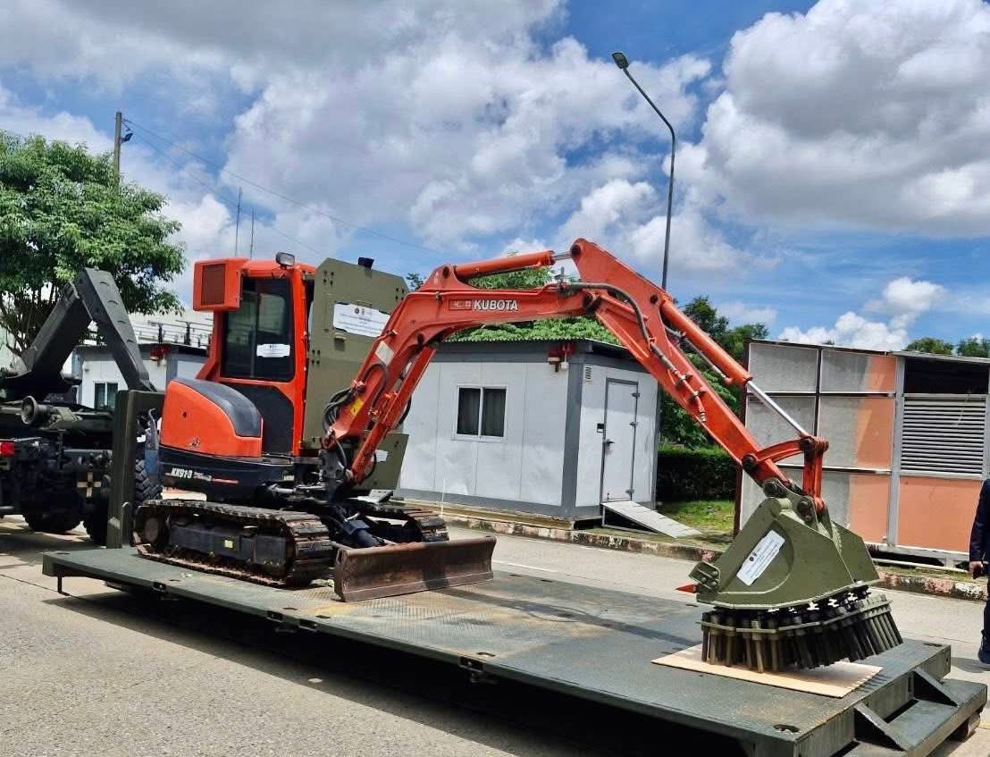 คันแรก ของไทย ! “รถขุดตัก ดัดแปลงทำลายทุ่นระเบิด PMN-2” 
นักศึกษา วปอ.67 ร่วมมือ สวทช. พัฒนาคิดค้น
ก่อนส่งมอบให้ กรมทหารช่าง ทบ. นำไปใช้ เคลียร์ สนามทุ่นระเบิด ให้ ทหารแนวหน้าชายแดน ปลอดภัย ไม่ต้องเสียขา อีก!!
#ทุ่นระเบิด #ไทยกัมพูชา #วปอ
#ชายแดนไทยกัมพูชา #ทหารช่าง