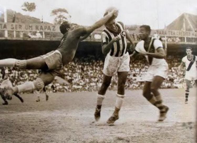 “Nós tínhamos um timaço, mas contra o Vasco não havia jeito. 
Podiam entrar com onze cabos de vassoura em campo vestidos com a camisa do Vasco que nós não ganhávamos". 

Frase de Nilton Santos, assumindo a freguesia histórica do Botafogo para o Gigante da Colina.