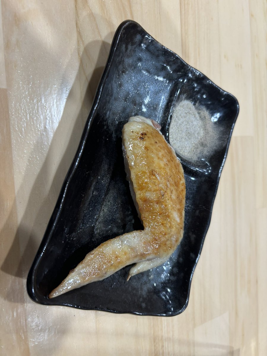 【とりにく鉄板焼 たかちん オープン🔥】

本日も開けました
ご来店お待ちしております💪

【写真】　手羽先　200円　（1本）
　皮がパリパリの手羽先をどうぞ！