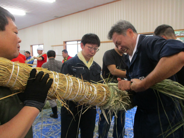 JMSDF_OAC's tweet photo. こんにちは！下北海洋観測所です。
８月３０日（土）に、本所が所在する小田野沢の地域行事の準備として、しめ縄製作に参加しました。

#海上自衛隊 #北観所 #しめ縄製作 https://t.co/oyA97P3ATQ