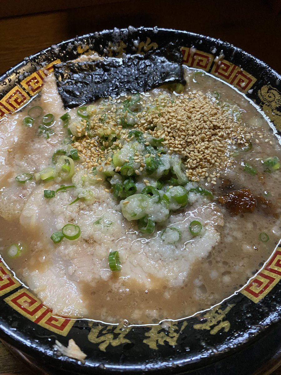 みなさま　こんにちは🌞
おつかれさまです

Ｗスープの豚骨7醤油3にしました🍜

お昼からも、宜しくお願いします😃