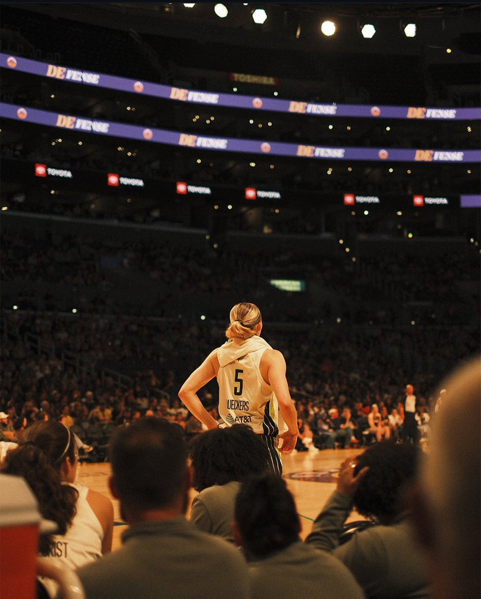 Paige Bueckers in September 🔥

21.5 PPG
4.8 RPG
5.5 APG
58.8% FG
5 TOV across 4 games

UNANIMOUS ROOKIE OF THE YEAR AND FIRST TEAM ALL-WNBA