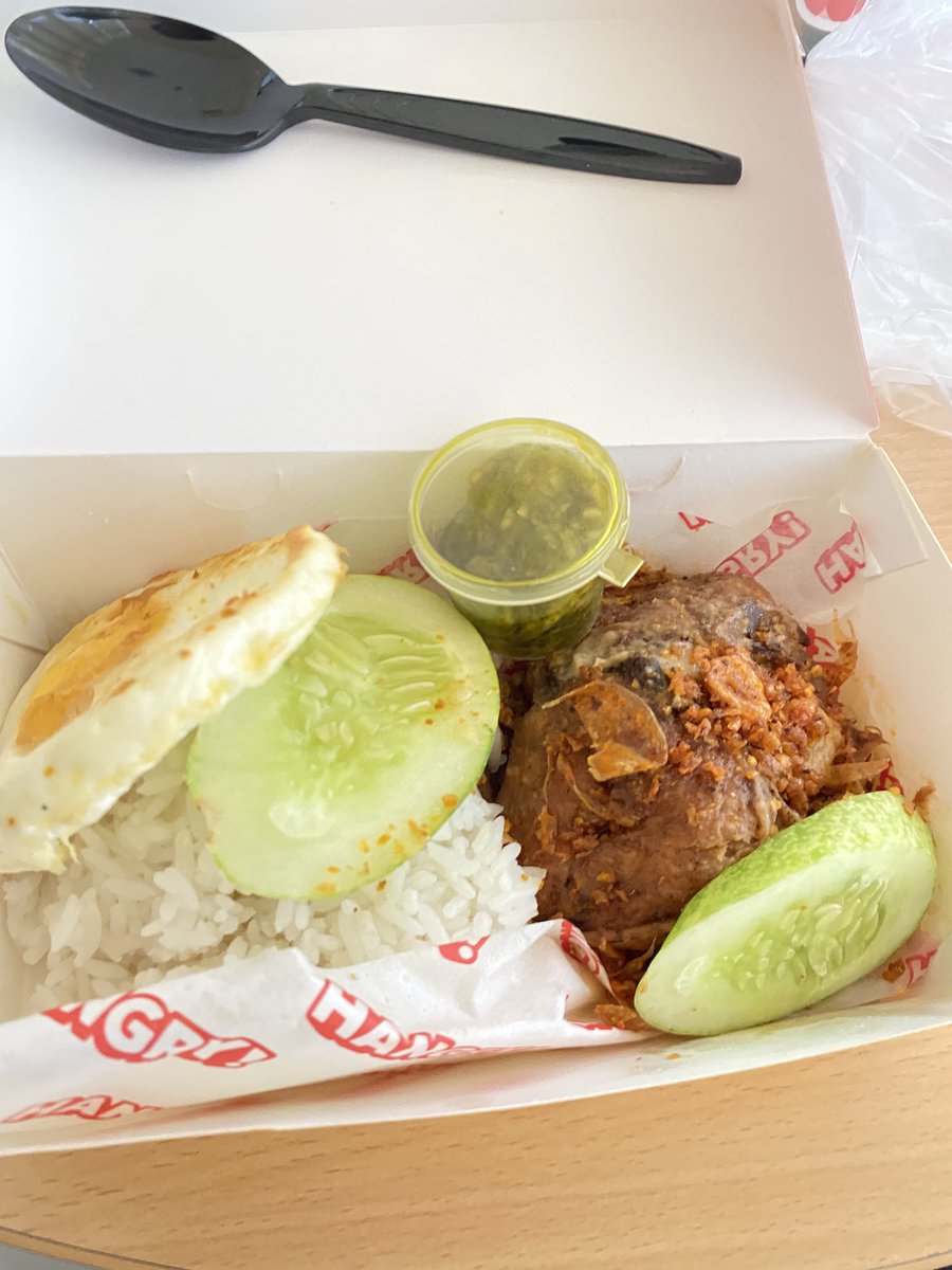saf (@fluffyloav) on Twitter photo eh sorry bgt kalau jatuh cinta sm ayam bawang putih by <a href="/hangry_id/">Hangry Indonesia</a> soalnya WANGINYA BIKIN NGILER BGT mana pas masuk mulutnya gurihnya berasa bgt tapi ga too much
so kalian yang gasuka bawang putih TENANG AJA ini bakal cocok ko <3 eh sorry bgt kalau jatuh cinta sm ayam bawang putih by <a href="/hangry_id/">Hangry Indonesia</a> soalnya WANGINYA BIKIN NGILER BGT mana pas masuk mulutnya gurihnya berasa bgt tapi ga too much
so kalian yang gasuka bawang putih TENANG AJA ini bakal cocok ko <3