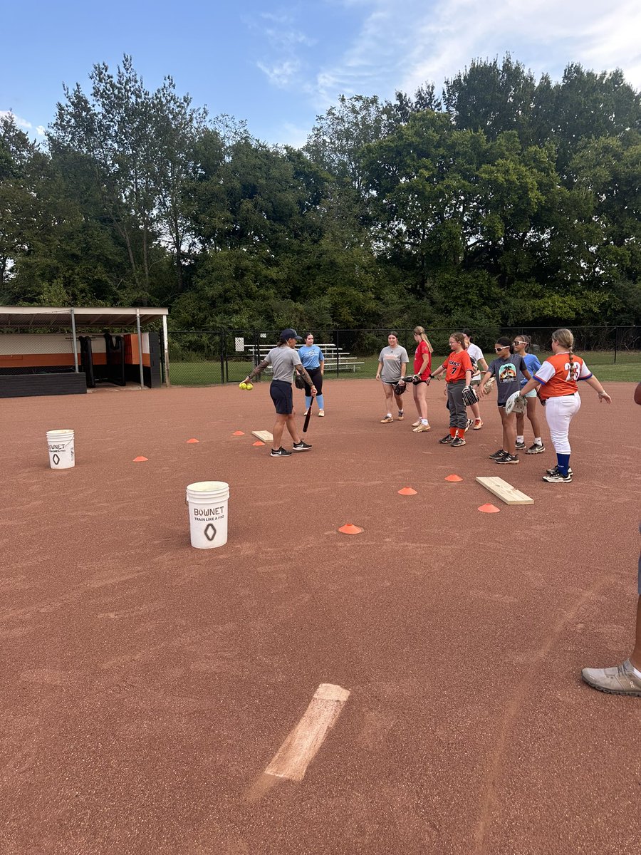 Great first day of camp with Coach Spencer!!!  If you know anyone trying to get better, we have got room for a few more kids, sign up on the link and come put some work in with coach Spencer.   docs.google.com/forms/d/e/1FAI…