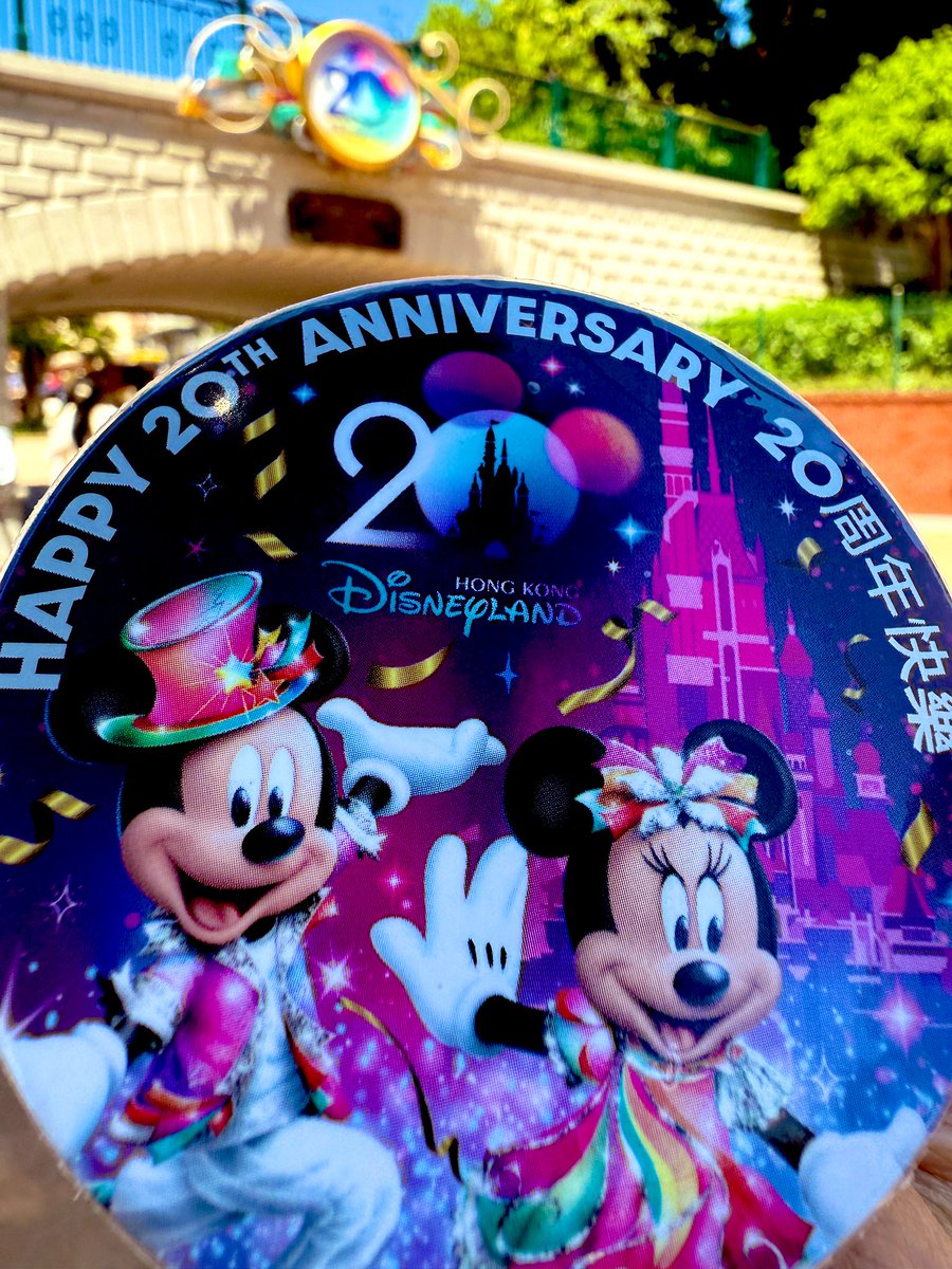 到着！そして20周年バッジ貰えました！間に合ったけど…顔から汗が滝のように流れてくる…💦💦💦

改めまして香港ディズニーランド20周年おめでとうございます🎉🎉🎉

#HKDL