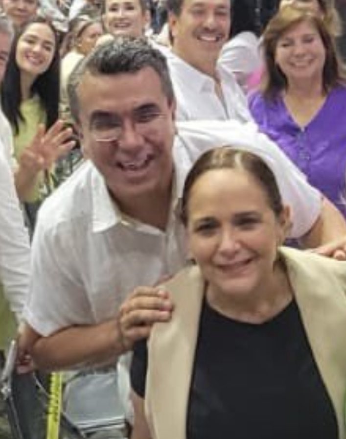 Feliciano Guirado (@felguimor) on Twitter photo #Guaymas 2027.
Aquí alguien va a traicionar para la candidatura a la alcaldía.
<a href="/ramon_flores_/">ramon flores</a> dice que la tiene amarrada y pactada con el jefe político, mientras que su supuesta aliada <a href="/karlacordova15/">DRA. KARLA CÓRDOVA GONZÁLEZ</a> quiere imponer a uno de sus funcionarios.
Ojalá que <a href="/juntosheriberto/">Heriberto Aguilar</a> #Guaymas 2027.
Aquí alguien va a traicionar para la candidatura a la alcaldía.
<a href="/ramon_flores_/">ramon flores</a> dice que la tiene amarrada y pactada con el jefe político, mientras que su supuesta aliada <a href="/karlacordova15/">DRA. KARLA CÓRDOVA GONZÁLEZ</a> quiere imponer a uno de sus funcionarios.
Ojalá que <a href="/juntosheriberto/">Heriberto Aguilar</a>