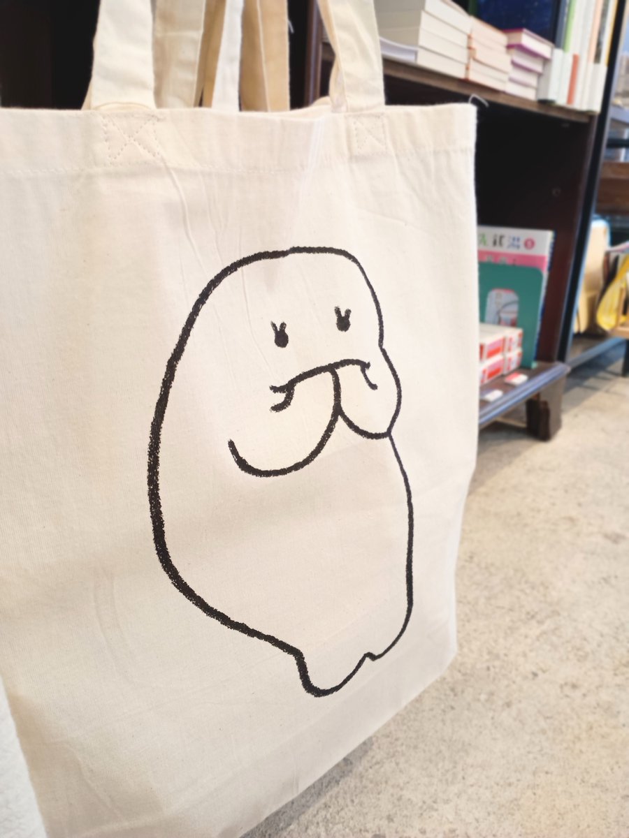 「かっこいい顔Ｔシャツ」とめっちゃ目が合います。「にらめっこ手ぬぐい」「両手たべバッグ」さっそく売れてます。makomoさんのおもしろ世界をぜひご堪能ください。

2/3