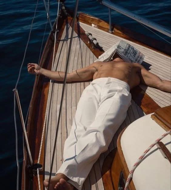 Хүний доор орохгүй амьдрах гэдэг бол өөрөө маш тэнэг философи. 
Заавал хүний дээр гарч амьдрах ч албагүй.
Харин эсрэгээрээ хүнд саад бололгүй амьдраад сурчихаарай гэдэг философи бол хамгийн зөв нь юм шүү.