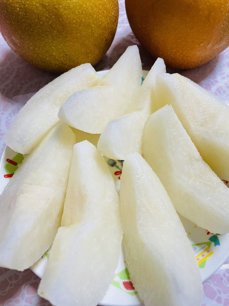 55sekaimirai's tweet image. こんにちは😄
庭先の直売所のみで販売🍐
すぐに売り切れちゃう収穫仕立ての✨新鮮な浜なしをGET(*^▽^*)ﾔｯﾀｰ💖

この時期のお楽しみのひとつ^ ^
歴史は昭和20年代からの梨🍐大玉ですね🤭
みずみずしくて甘〜くて凄い美味しいんです😋✨

#浜なし
#横浜　#果物　#おやつ