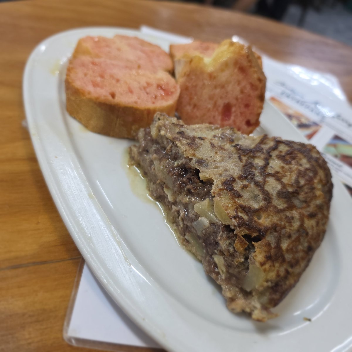 Bon dia per avui truita de patata i ceba, amb botifarrons negres i formatge de cabra.  Salut <a href="/DO_sants/">D.O. Sants</a> #entrepadeldia