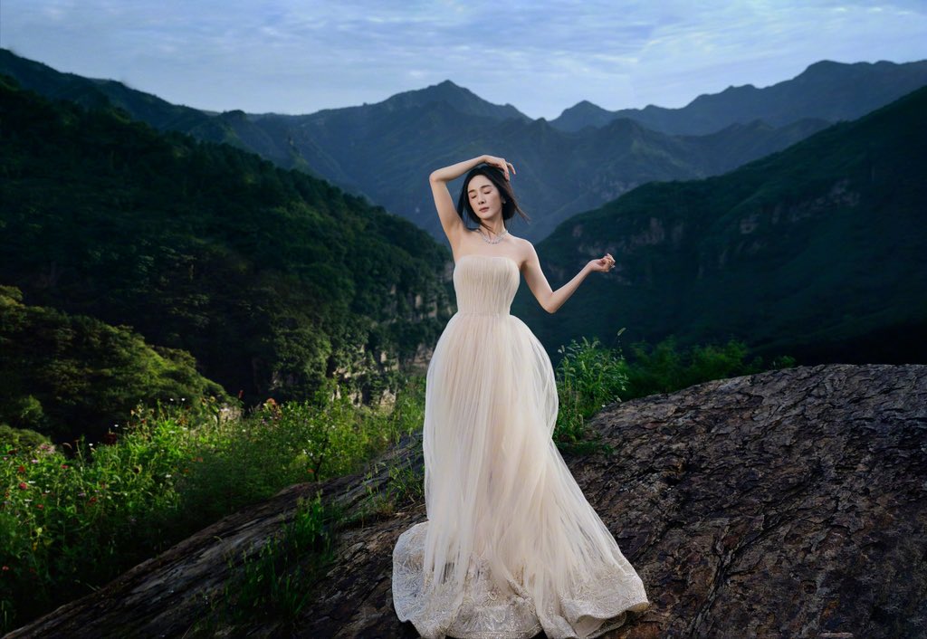 #YangMi’s studio shares birthday photoshoot

More - weibo.com/2744950651/520…