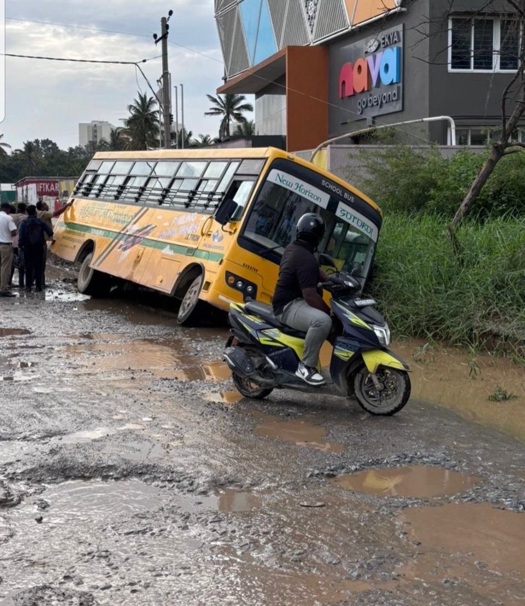 harishbijoor's tweet image. iTHINK: Potholes! The scar is not on the road! It's on the city! #Bengaluru #Potholes #DeathTraps