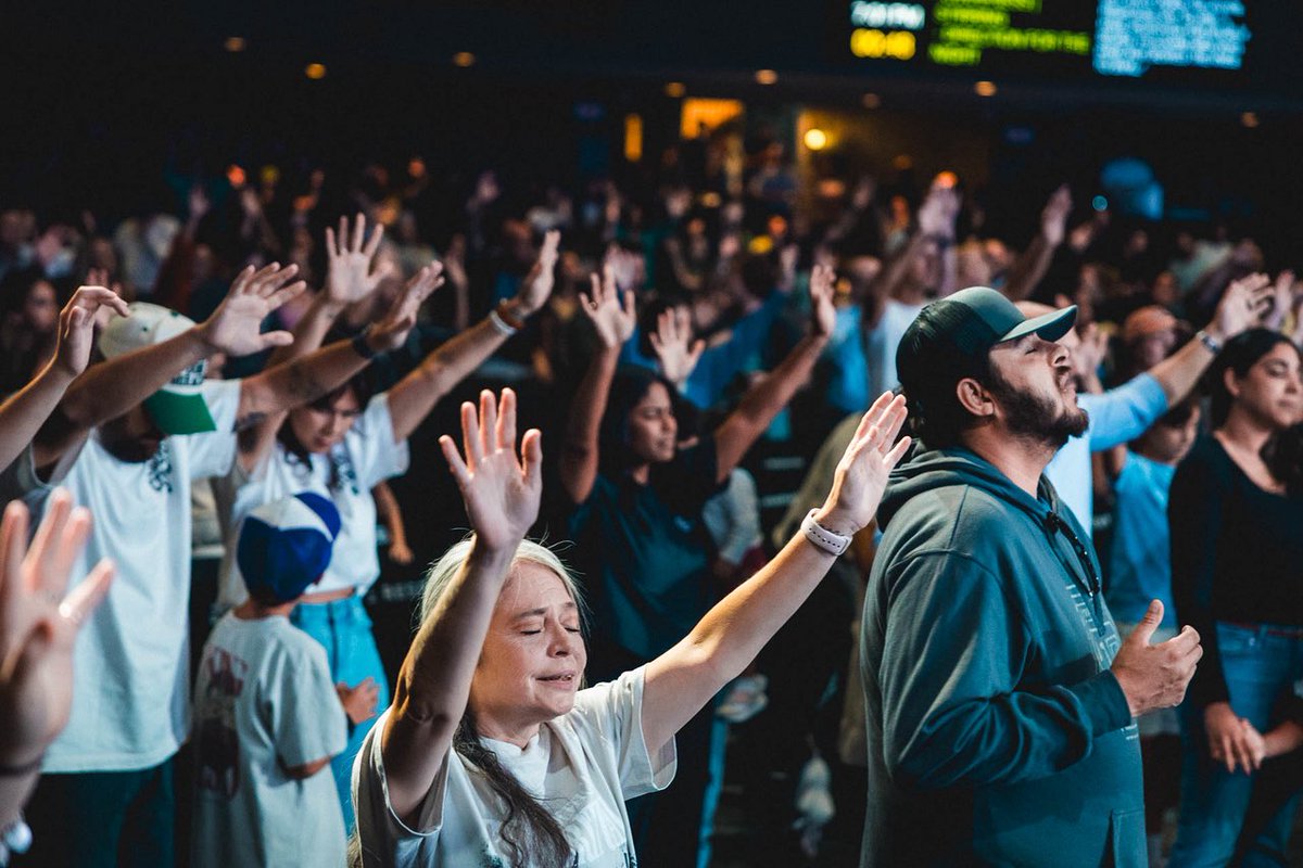 NateSchatzline's tweet photo. With less than 24 hours notice, thousands showed up in person &amp; online tonight @MercyCulture to pray for America, the Kirk family, &amp; for REVIVAL! 

THE CHURCH IS ALIVE! THE SOLUTION IS JESUS! THE MOVEMENT HAS STARTED! 🔥 https://t.co/zEDjuf1XbK