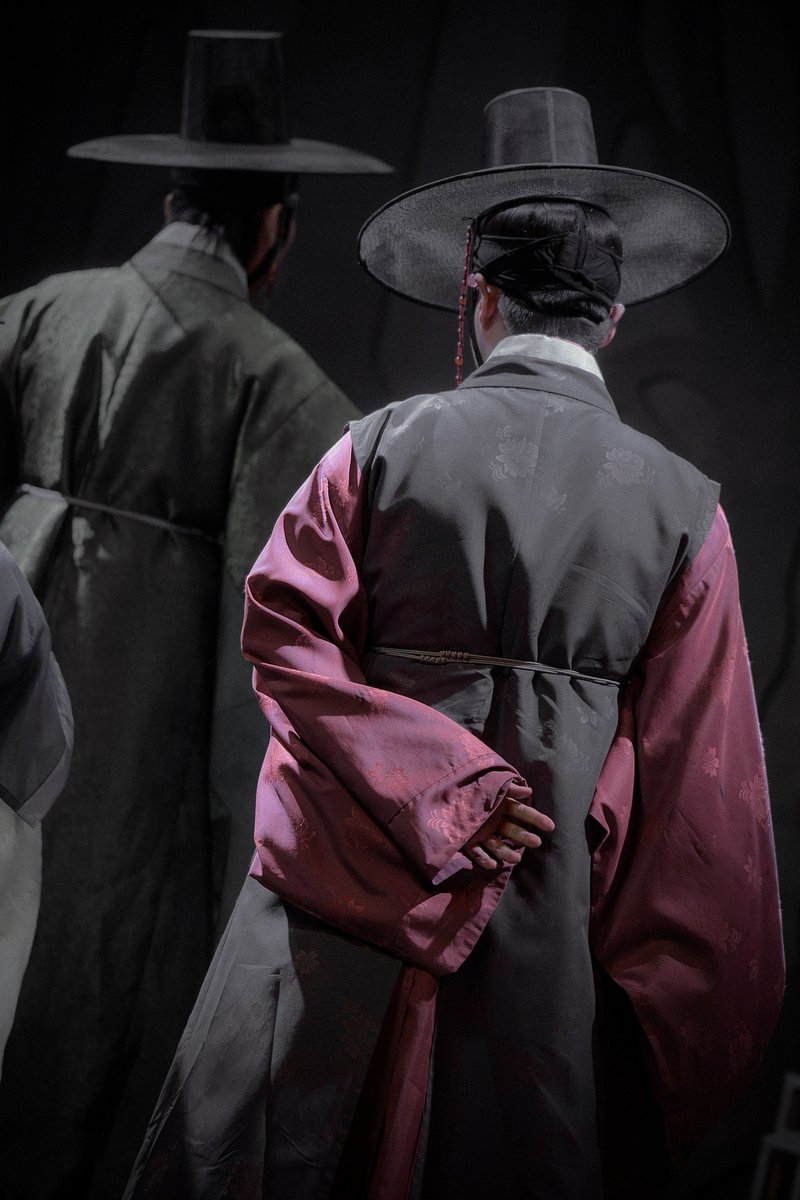 250903 🎭 등등곡

정진명  |  #박선영 
-
이 어지러운 세상 그냥 멀찍이 바라보고만 싶었소