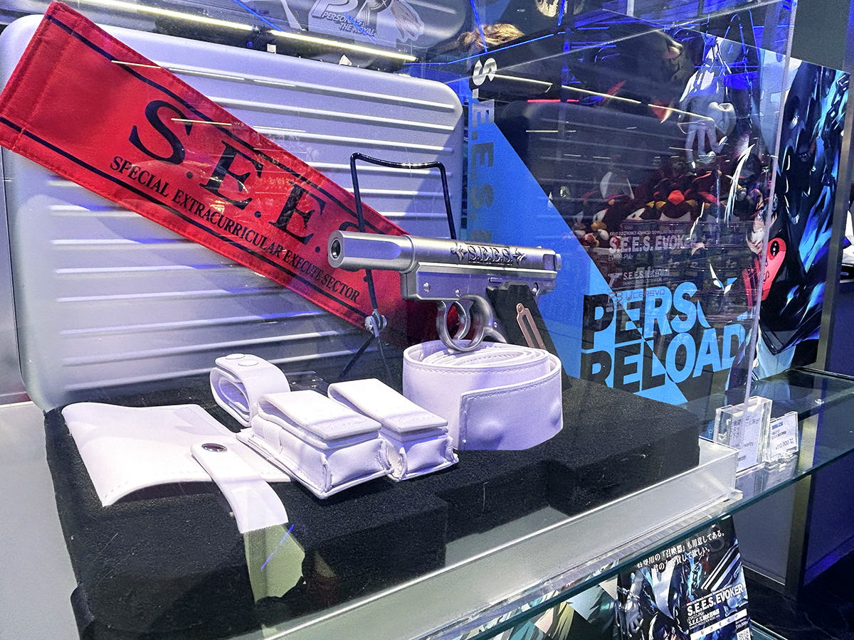 本日より、「SEGA STORE TOKYO」にて #P3R「S.E.E.S.制式召喚器」を展示、販売いたします。

作中に登場する「S.E.E.S.制式召喚器」を1/1スケールで再現。また、200以上のキャラクターボイス、戦闘BGM・SEが収録されています。召喚器に関する様々な設定が収録された取扱説明書なども付属しています。