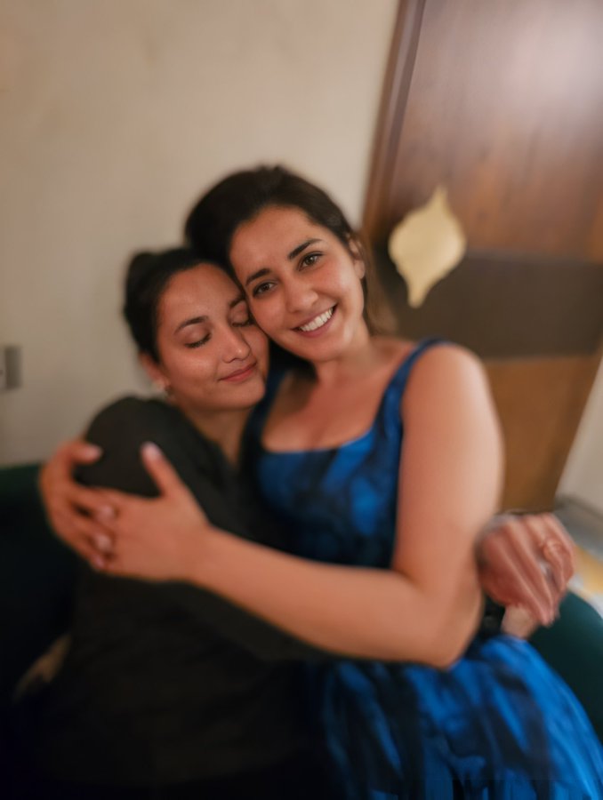 _saniauhs8's tweet photo. @actressholics1 @Actress_GOAT @actrexsetic @Actrs_universe @EroticEdits @ItsVenomboy1 @meghna_d @Priya_pk_39 @starksscollect Obsessed with this pair 🥺😍🤞Worship 

-RaNidhi 
-SriRaashi 
-Khannadhi 
-RaNidhs  
-ShreeShi 
-RaNi 

Srinidhi x raashi 😘🤌 https://t.co/MozQx32wWG