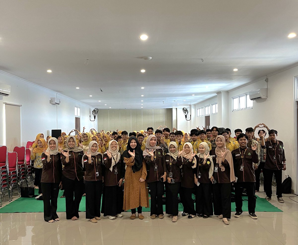 HMPS Perbankan Syariah UIN K.H. Abdurrahman Wahid Pekalongan melalui departemen PSDI mengadakan kegiatan Temu Akrab Sapa Mahasiswa Baru (TERAS MABAR) pada hari Jumat, 5 September 2025. Bertempat di Aula Fakultas Syariah Lt. 4, dengan mengusung tema “One Start, Thousand Stories”.