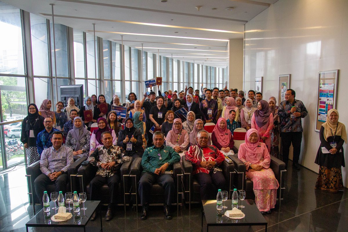 ubimjkr's tweet photo. Anugerah BIM JKR 2025 tlh dirasmikan oleh YBhg Datuk Wira Ir. Roslan bin Ismail pada 11 Sept 2025 di Menara KKR2.
📌 103 penyertaan | 🏆 43 pemenang
Tahniah kpd semua yg terlibat! 🎉
#ubimjkr #abimjkr #jkrbimday #iamjkr
@JKRCPAB @IPJKR_Official @RoslanisE @TkpkrBangunan @JkrMaria https://t.co/qPZXOTInK4