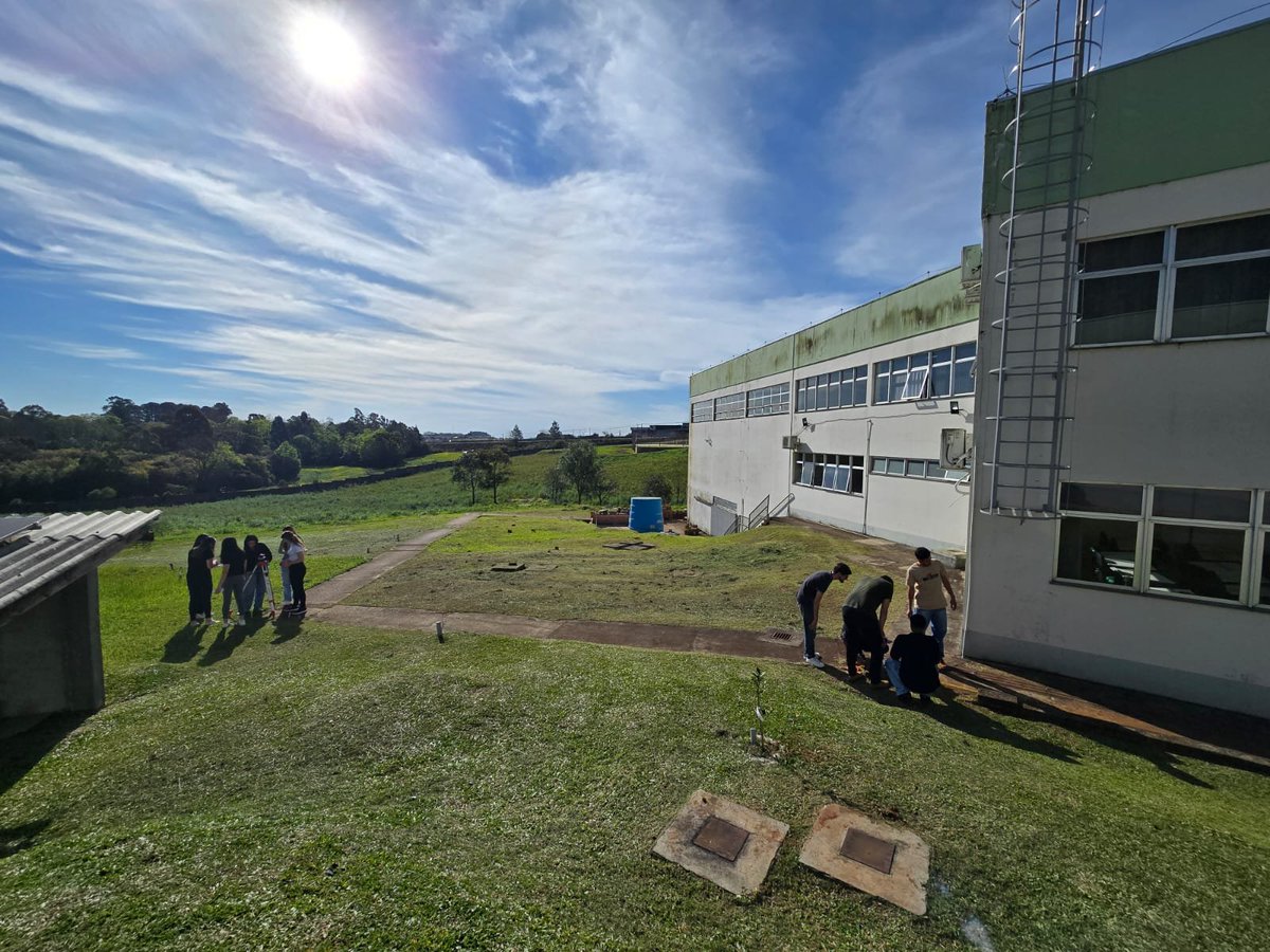 Hoje foi um dia no minimo interessante, voltei aproximadamente 9 anos na história

Aula pratica de topografia nesse dia lindo de setembro

Mas não só do passado vivemos, nada melhor do que "dificultar" o facil.

medições com trenas e bussolas, nada de teodolito ou estação total