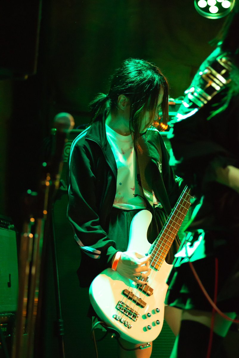 先日のライブ中のお写真をいただきました。
たぶん位置的に1番私が撮りにくかったであろうに、ありがとうございます。
白いレースがはみ出たこのスカートはこのライブの為だけに用意したのですが、また何かで使いたい。