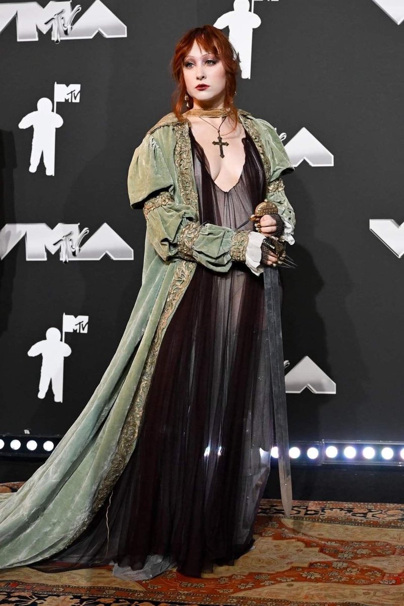 the absolute gag of seeing chappell come out onto the red carpet dressed like this. you had to be there