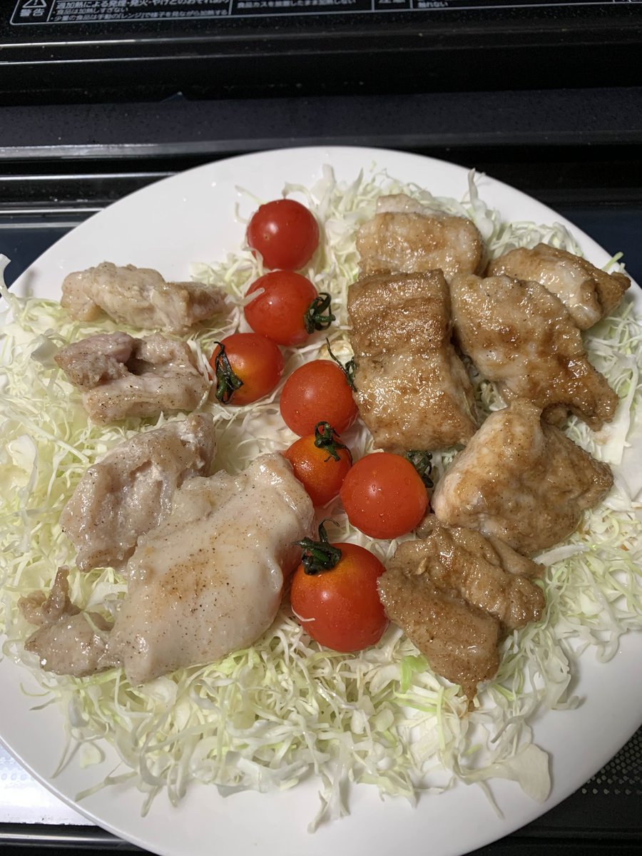 keichannel5's tweet photo. 今夜の夕食はリスナーの鰐番長 @wanibantyou さんから、いただいたワニ肉を悩みならが料理してみた♪
味付けはシンプルに「塩コショウ」「ニンニク醤油」にしてみたよ！

購入は鰐番長のDMでお願いできるらしい！

ちょっと未知の味にドキドキしてるけど、なんとか完成～！！

鰐番長は国内ワニ養殖を目指して奮闘してるらしい！
気になる方は「鰐番長の和にワニ環に」のホームページをチェックしてみてね！

https://t.co/YB9du0t3W1

#ワニ肉 #応援 #国内養殖 #ワニ肉料理 #バズレシピ