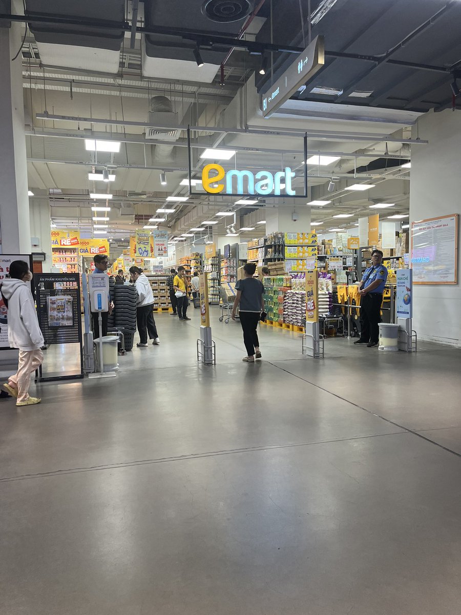 Chobin_JGC's tweet image. #ホーチミン🇻🇳１日目 
チェックインまでタンディン市場へ行きお買い物＆食べ歩きをして過ごすのが初日のMy行動パターンなのですが今回はココナッツコーヒーを探しにハイパーマーケットにGO🚕💨
韓国では行った事あるけどベトナムで行くのは初めて🤭
はぁGrabマジで神の乗り物
#Chobin2509越南 #Emart