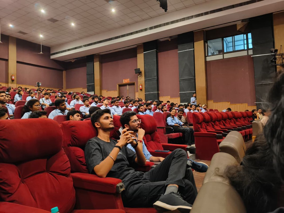 TheElixirTech's tweet image. ✨ We did it! ✨
The Blueprint: Resume Cheat Sheet was a huge success.
Mohd Jami, AI @ Atlan, shared insights on resume mistakes & must-haves, it was an engaging, fun & super insightful session.
@gfgabesec