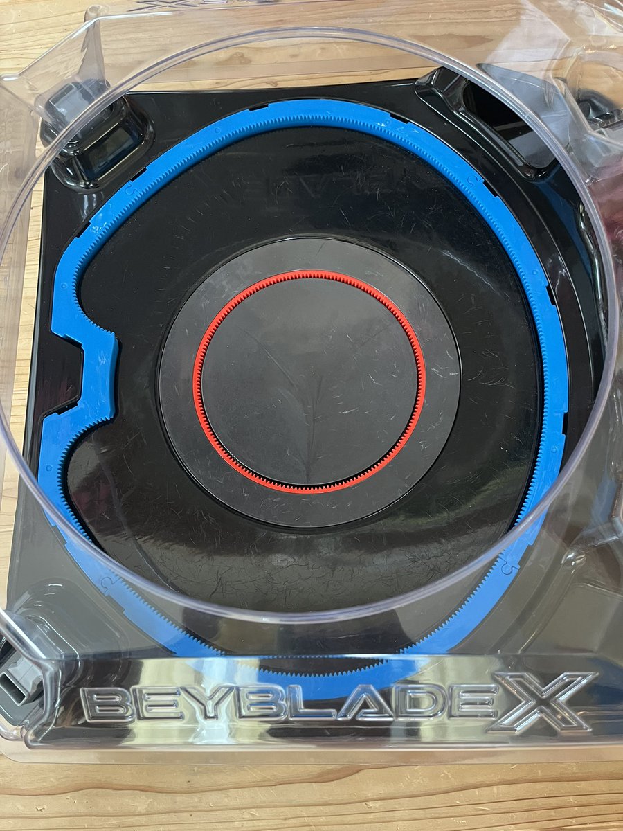 ついに手に入れてしまったぜぇ
ベイブレードXのダブルエクストリームスタジアムだぜぇ
中心の所が上下に動き膠着状態からのエクストリームが打てるという代物だぜぇ
散々子供達に負けてきたが
このスタジアムで度肝を抜かせてやるぜぇ
早く帰ってくるんだぜぇ！！
今日は勝たせてもらうぜぇ！！^_^