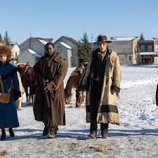 merlinpapin3's tweet photo. .@FredOL69007 #DéfiCinéClassique2025  Septembre (Western) Vu le film #DuSangdanslaNeige de Elliott Lester (2024) avec Peter Dinklage Juliette Lewis James Hetfield Levon Road Thurman Hawke Leslie Grace Andrew Schulz Arliss Howard Ned Dennehy Macon Blair

Texas, début du XXème siècle. Chasseur de primes et tireur d’exception, Reginald Jones est recruté par le jeune Jack afin de sauver sa sœur kidnappée par l’impitoyable tueur « Bill l’égorgé » et son gang. Avec l’aide d’un ancien esclave et d’une prostituée, ils partent à leur poursuite. Une longue traque à travers le Texas qui les mènera jusqu’au Big Thicket, une forêt maudite redoutée de tous...

Elliot Lester a voulu avec Du Sang dans la neige se mesurer à un genre exigeant : le western enneigé. Depuis The Revenant d’Iñárritu et Les Huit Salopards de Tarantino, la neige n’est plus un simple décor mais un personnage à part entière, un terrain où la survie physique se double d’une épreuve morale. Ici pourtant, cette ambition se dilue dans un récit convenu et une mise en scène pesante, qui ne parvient jamais à donner à son film l’ampleur dramatique espérée.

L’histoire repose sur une trame archétypale : un homme, ancien criminel rangé des affaires, se retrouve trahi et pourchassé à travers des montagnes glacées. La neige, omniprésente, devient le théâtre d’une traque interminable. Le héros, incarné avec un mutisme trop systématique, tente de survivre face à des poursuivants sans épaisseur. Sur le papier, on devine une sorte de parabole sur la rédemption et la vengeance. Mais à l’écran, tout cela se réduit à une série de scènes mécaniques, où l’on devine trop vite chaque retournement.

Le casting, pourtant solide en apparence, ne réussit pas à sauver la pauvreté du scénario. Juliette Lewis, qu’on retrouve dans un rôle de femme forte censée apporter tension et ambiguïté, s’enlise dans un registre forcé. Sa voix rocailleuse, qui aurait pu nourrir une certaine brutalité réaliste, vire au gimmick répétitif. Son personnage manque d’ancrage, oscillant entre complice et menace sans jamais convaincre vraiment.

Les antagonistes, de leur côté, ne sont que silhouettes interchangeables. Aucun n’a la présence inquiétante qu’on attend d’un western crépusculaire. Même le chef des poursuivants, qui aurait dû imposer une stature de chasseur implacable, reste un cliché figé dans des dialogues trop explicatifs. Le spectateur ne ressent ni peur ni fascination, seulement une lassitude croissante.

Quant au protagoniste central, censé incarner la solitude de l’homme face à la nature et à ses démons, il demeure un bloc monolithique. Son silence, au lieu de révéler des failles ou des blessures intimes, n’est qu’un vide supplémentaire. Là où The Revenant utilisait chaque souffle, chaque geste, chaque plan pour rappeler la douleur et l’obsession du héros, Du Sang dans la neige enchaîne les clichés sans parvenir à faire exister une véritable intériorité.

La mise en scène d’Elliot Lester est l’autre faiblesse majeure du film. Lourde, appuyée, elle s’obstine à souligner chaque moment dramatique au lieu de laisser la tension naître d’elle-même. Les ralentis, les regards appuyés, les cadrages forcés brisent l’immersion. On a la sensation constante d’un réalisateur qui veut nous convaincre de la gravité de son œuvre, mais qui ne fait que répéter des figures de style empruntées aux maîtres du genre.

Visuellement, on sauvera quelques plans isolés : des panoramas de montagnes balayées par le vent, une cabane perdue dans la blancheur, une silhouette noire qui s’avance dans la tourmente. La photographie parvient par moments à capturer l’austérité glaciale du décor. Mais ces éclats esthétiques restent trop dispersés pour constituer une véritable identité visuelle. L’image finit par se diluer dans une succession de scènes banales, là où elle aurait dû soutenir l’atmosphère oppressante.

Narrativement, le film se résume à une longue course-poursuite. Chaque étape – le refuge provisoire, la blessure qui handicape le héros, la confrontation finale – semble copiée sur un manuel du western de survie. On devine trop vite la trajectoire, et aucune surprise ne vient relancer l’intérêt. La neige, censée devenir un personnage, n’est qu’un décor. Là où elle devrait peser comme une menace sourde, elle devient un simple tapis blanc, joli mais inoffensif.

La dimension émotionnelle, enfin, est totalement absente. Aucune relation ne prend corps, aucune douleur ne transperce. Même la vengeance, qui devrait être le moteur central, paraît abstraite et sans nécessité. Le spectateur n’a aucune raison de s’attacher au héros ni de craindre pour lui. Tout devient mécanique, presque désincarné.

En voulant s’inscrire dans la lignée des grands westerns enneigés, Elliot Lester a confondu hommage et imitation. Du Sang dans la neige croit rendre grâce aux classiques du genre, mais n’en retient que les apparences : la neige, les visages burinés, les fusillades au ralenti. Derrière cette surface, rien ne respire, rien ne palpite. C’est un film qui se prend trop au sérieux, qui affiche ses ambitions mais ne leur donne jamais de chair.

Il  s’agit d’un exercice de style maladroit, qui manque cruellement d’âme. Là où le western devrait être une épreuve de vérité – vérité de l’homme face à la nature, vérité des rapports de force, vérité d’une violence nue – Du Sang dans la neige ne propose qu’un théâtre figé, un simulacre de grandeur qui se dissout dans l’oubli dès le générique de fin.

Un film aussitôt vu, aussitôt oublié, qui laisse derrière lui le sentiment amer d’un rendez-vous manqué avec un genre exigeant.