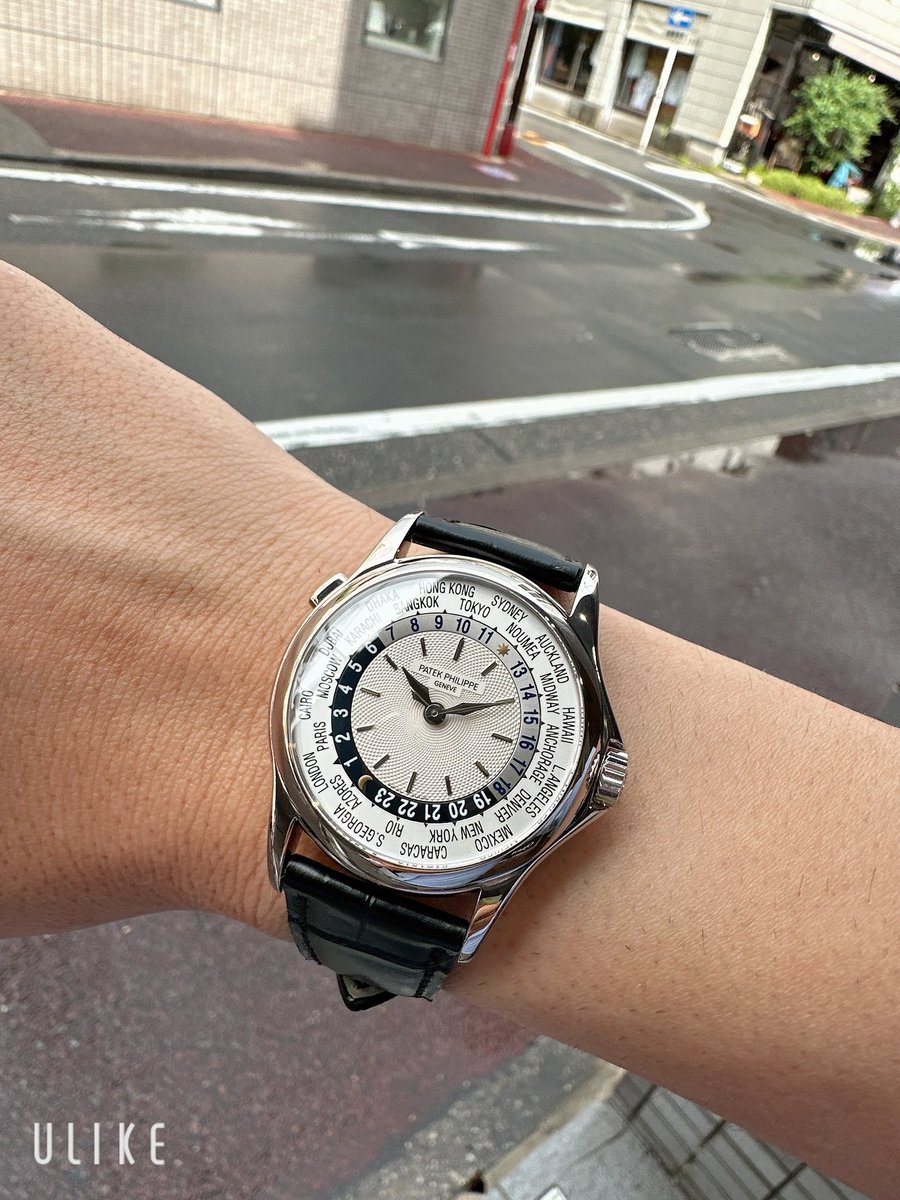 riberowatch's tweet photo. ワールドタイムとかけまして、
「24時間営業のコンビニ」とときます。

その心は──どちらもどんな時間帯でも頼りになる。

#PatekPhilippe #WorldTime #5110G

Patek Philippe World Time 5110G-001
・ホワイトゴールド製37mmケースに収められた、気品あるワールドタイムモデル

・自動巻きマイクロローターCal.240 HUを搭載し、世界24都市の時刻を同時に表示

・シルバーダイヤルとギヨシェ装飾が織りなすクラシックな美しさ

世界を旅する人にも、日常で世界とつながる人にも“いつでも頼れる”一本です。