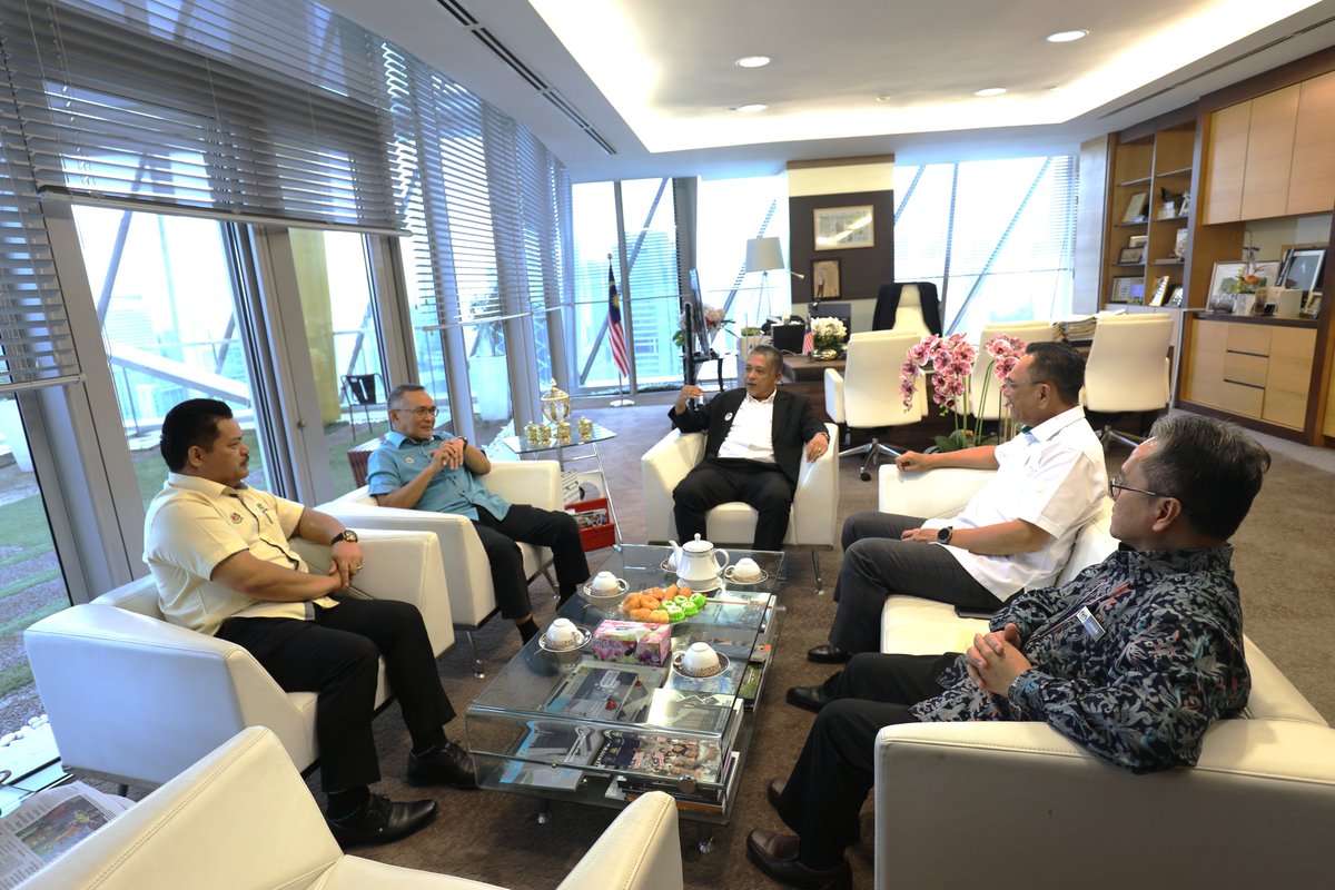 Pada 12 September 2025 (Jumaat), telah berlangsung kunjungan hormat YB Dato’ Nara Setia, Dato’ Zulkifli bin Ali, Setiausaha Kerajaan (SUK) Negeri Terengganu dan YB Dato’ Haji Mohd Azmi bin Mohamad Daham, Pegawai Kewangan Negeri Terengganu kepada YBhg. Datuk Wira Ir. Roslan bin