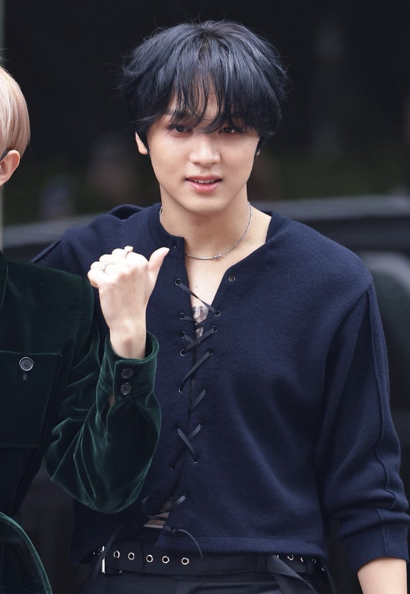 haechan’s outfit for today’s music show is beautiful 🥹