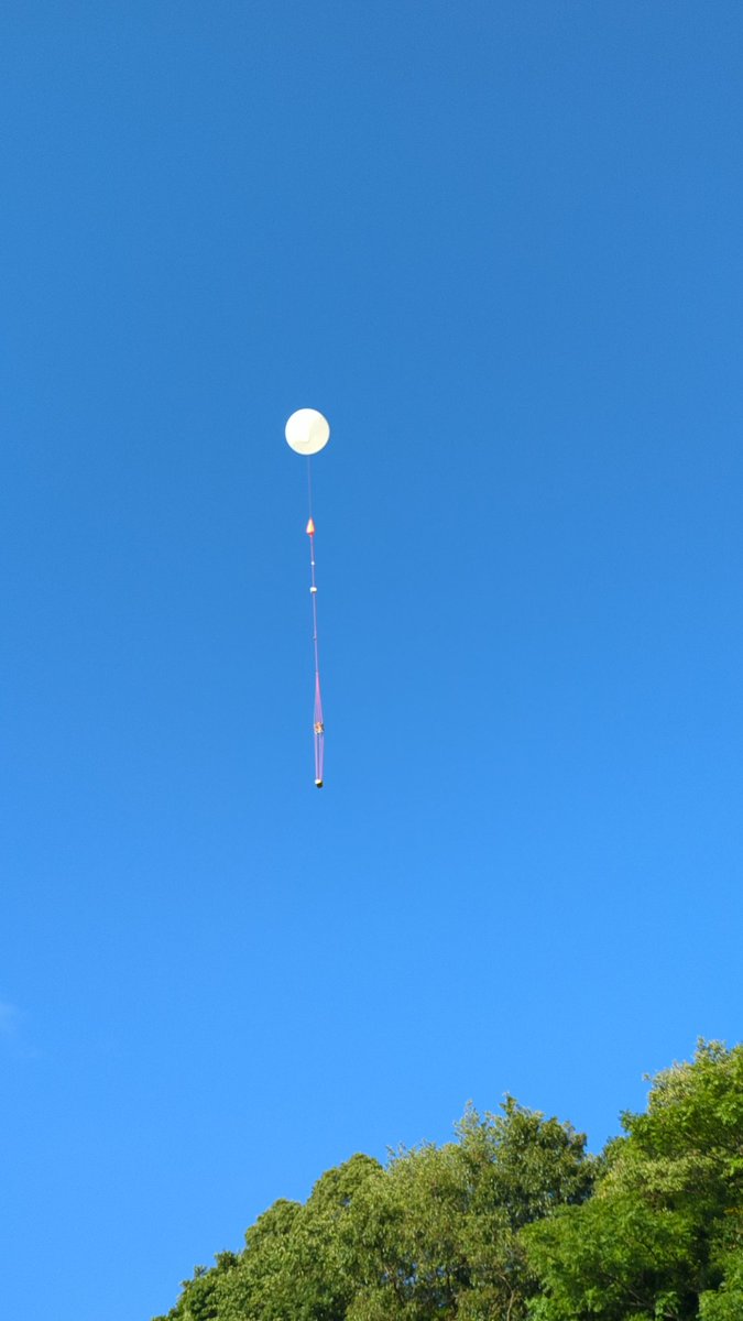 wasa_rocket's tweet photo. 放球成功しました！！
放球した機体は海落ちし、無事回収することができました！
ロケットが発射できたかどうかは確認中です！
#えひめ南予共同気球実験
#ロックーン
#WASA
#成層圏気球 https://t.co/aDHkQ2Ekd0
