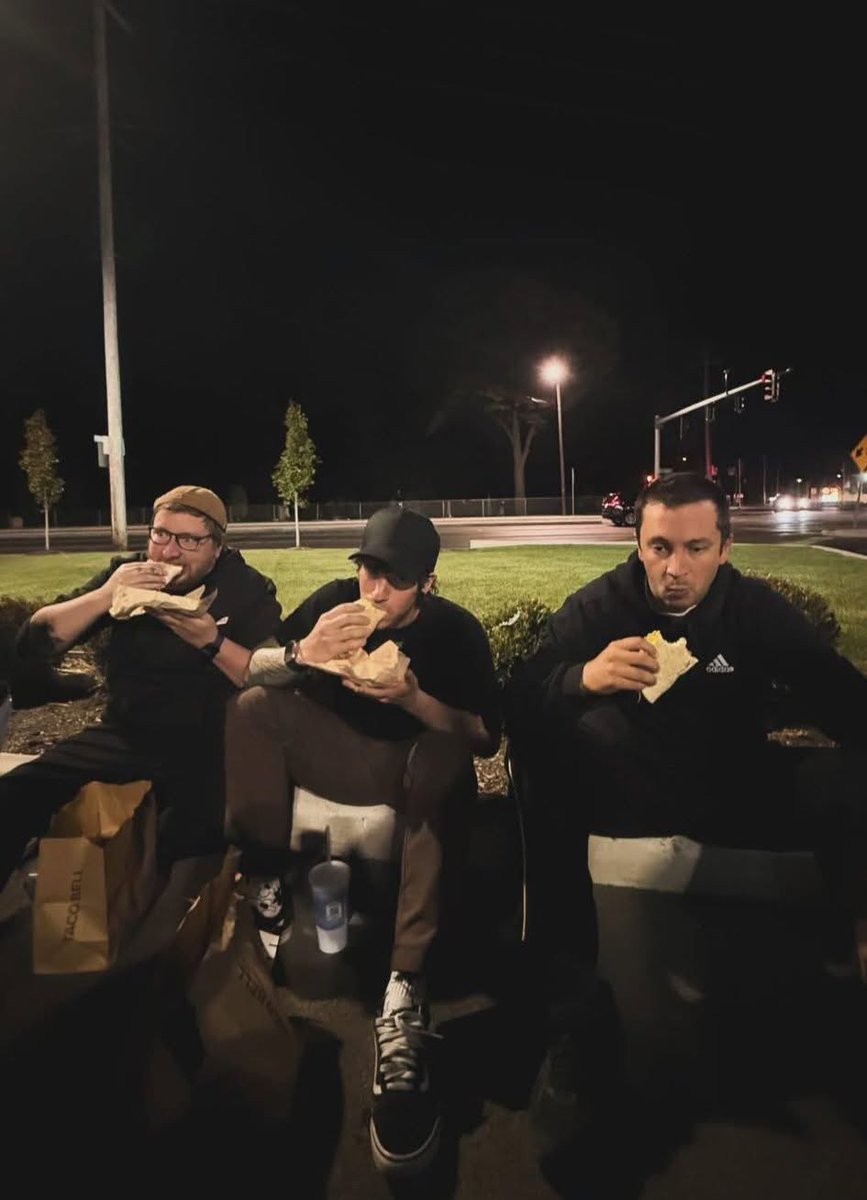 *todo el Clique sufriendo porque se termina la gran historia de Dema* 
mientras tanto los psicópatas de twenty one pilots: