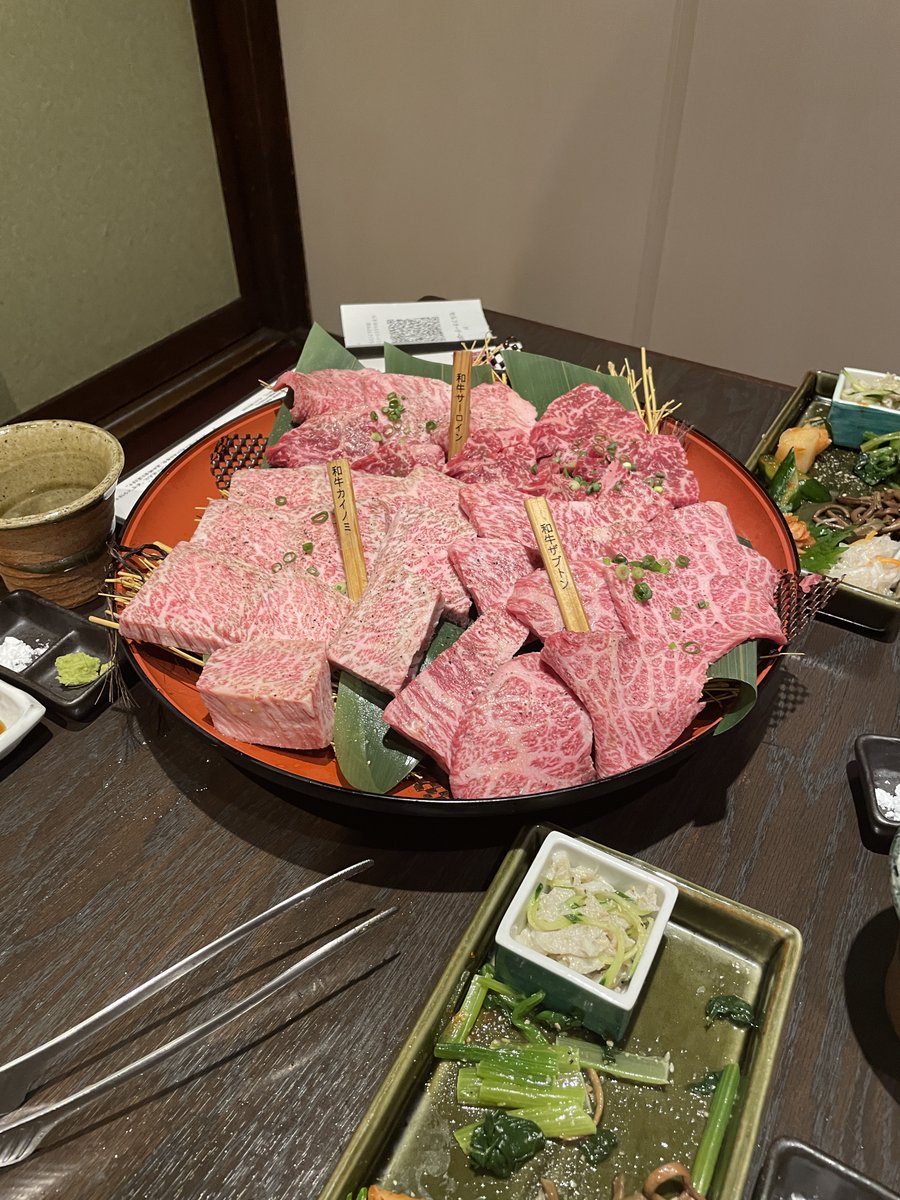cha_tora0505's tweet photo. 鬱→休職→会社追い出される
→【社会不適合の収益0フリーランス爆誕🔥】

…そして、1年以上が経ちました

なぜ、フリー継続可能なの？
それには秘密があります🤫

実は…
わどさん(@wad0427)との対談動画で話します💨
9/15(月) 19時〜 公開予定だそう✨

p.s. わどさん奢りのお肉最高でした☺️ https://t.co/6jObrei4Ib