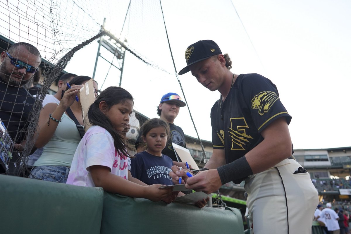 FresnoGrizzlies's tweet image. Thank you for another incredible season, Growlifornia 🫶 See you April 7th!
