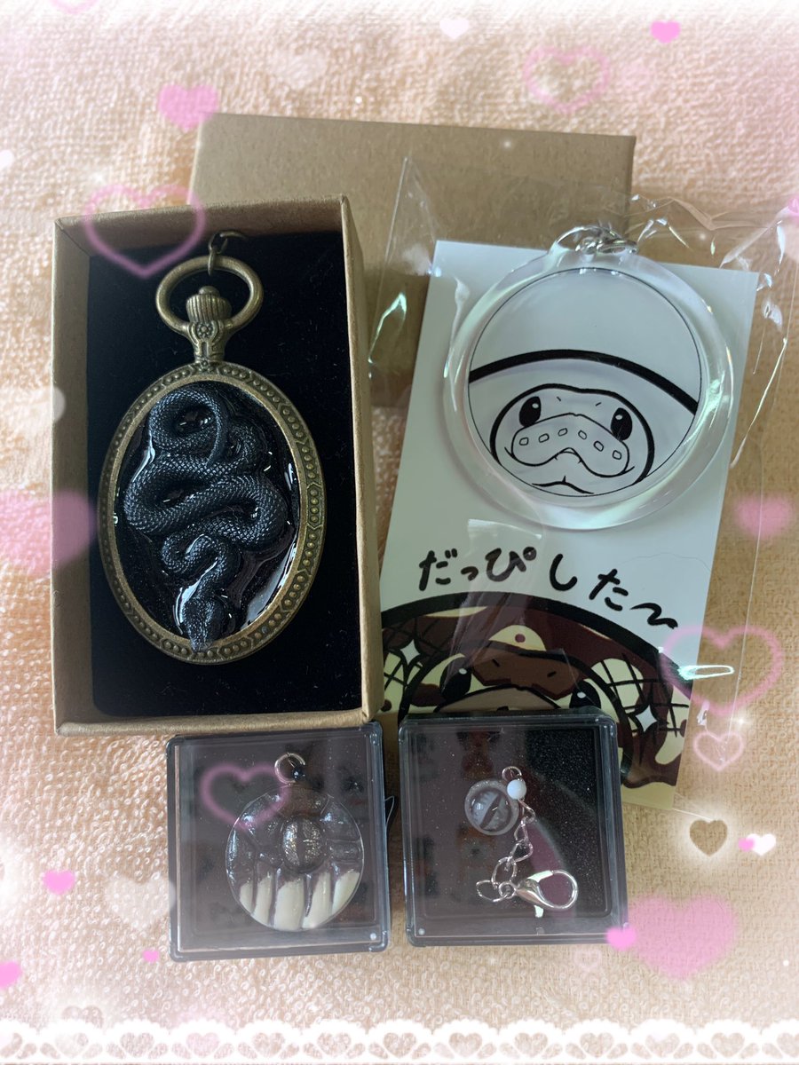 めっちゃ遅くなったけど お迎え画像

New choice(<a href="/mikke2022_9/">【New choice】11/23 インストアイベント</a> )様から ヘビグッズ数々🐍
ホント綺麗で素敵なグッズ達✨️
アルバのチャームが素敵すぎて……

次はアルバかパプアンの脱皮柄キーホルダー期待してます💕

#ボールパイソン 
#ヘビグッズ
#ハンドメイド