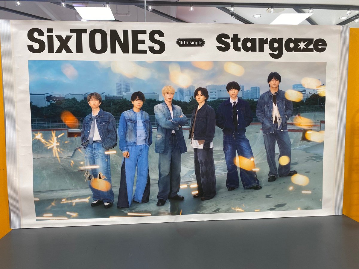 TOWER_Yokohama's tweet image. 【#SixTONES】

『#高校生クイズ2025』応援ソング📢
「#Stargaze」好評発売中🙌

🎁特典
・初回A：ユラユラStarカラビナー&amp;amp;チャーム
・初回B：キラキラStarセルフィーステッカー
・通常：ピカピカStarファイル

当店ではディスプレイ・ソロポスターの掲出も👀

#SixTONES_Stargaze 
#SixTONES_ixxvvi