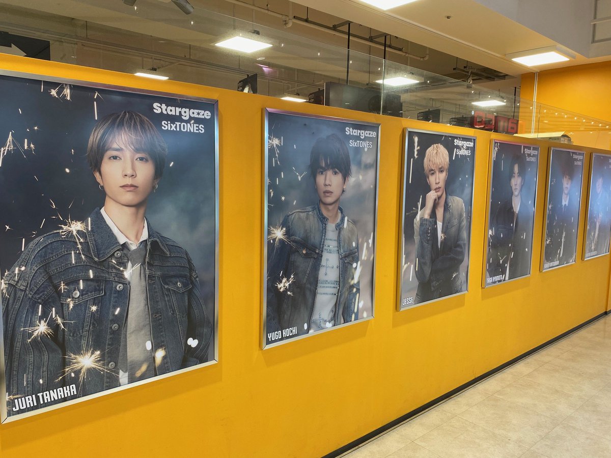 TOWER_Yokohama's tweet image. 【#SixTONES】

『#高校生クイズ2025』応援ソング📢
「#Stargaze」好評発売中🙌

🎁特典
・初回A：ユラユラStarカラビナー&amp;amp;チャーム
・初回B：キラキラStarセルフィーステッカー
・通常：ピカピカStarファイル

当店ではディスプレイ・ソロポスターの掲出も👀

#SixTONES_Stargaze 
#SixTONES_ixxvvi