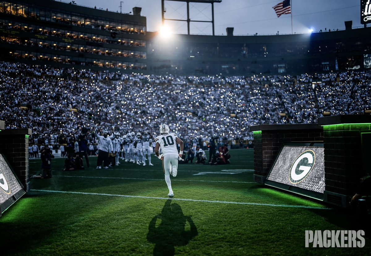 Lombardipackers's tweet photo. Been smiling like a madman tonight  @packers 

Love looked great on multiple levels
Parsons idek where to start 
Jacobs streak continues 
Gary sack
Cooper is always around the ball 
Nixon pass breakups 
Fans looked excited tonight 

#gopackgo #nfl #TNF https://t.co/hHXKa3utng