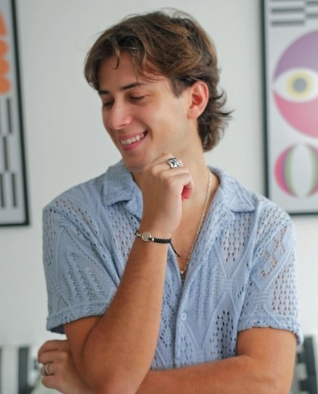 Alejandro Aramburú en Weverse Magazine 🌟

“Un verdadero héroe no se mide por el tamaño de su fuerza, sino por la fuerza de su corazón”

— Artistas que lo inspiran: Michael Jackson, Stevie Wonder, Bruno Mars, ENHYPEN &amp; Jungkook.

#SANTOSBRAVOS #STBV #SANTOS_BRAVOS