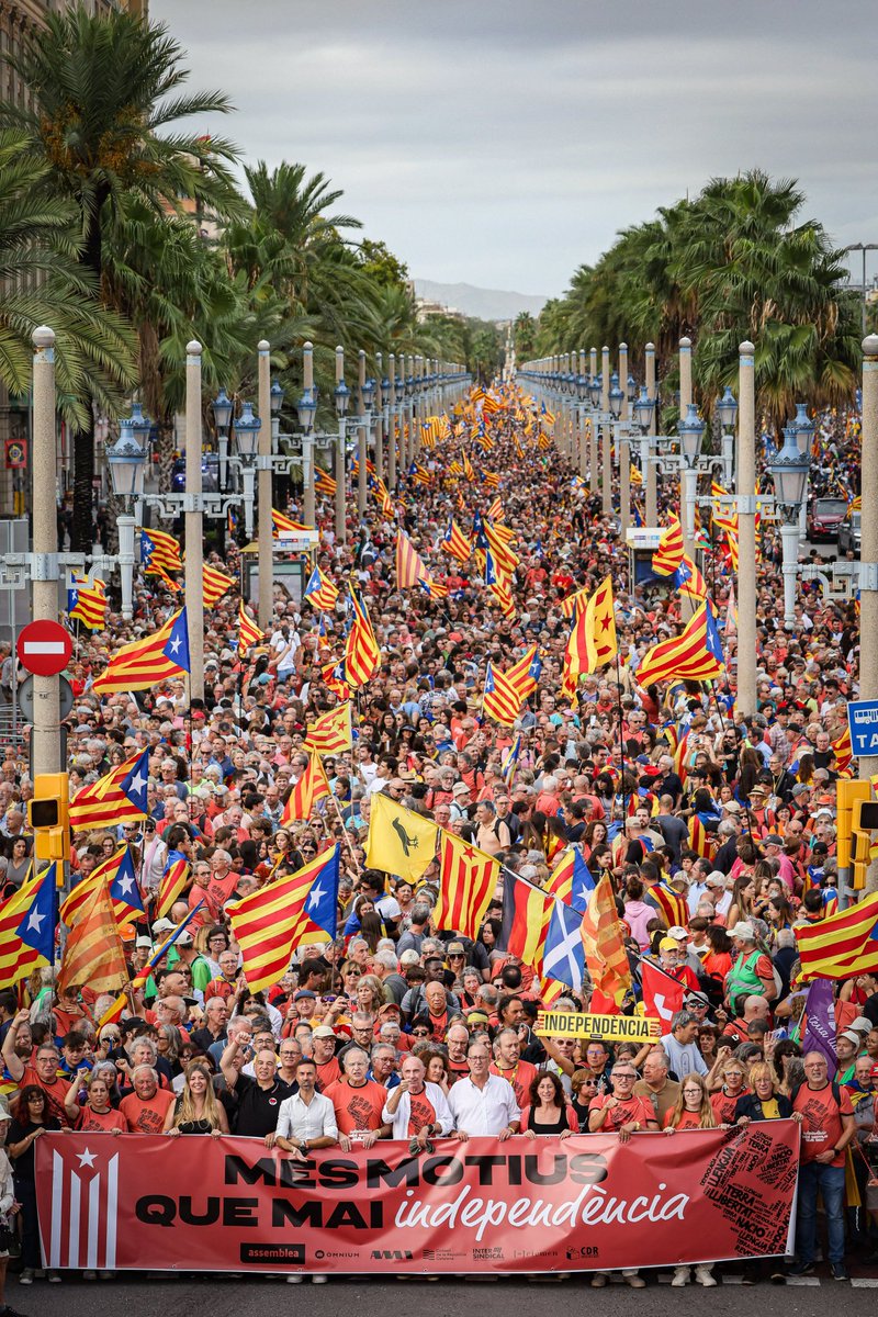 El regidor Batlle i algun dels seus boys, diuen que som 28.000.
Que santa Llúcia gloriosa no faci cap miracle.
