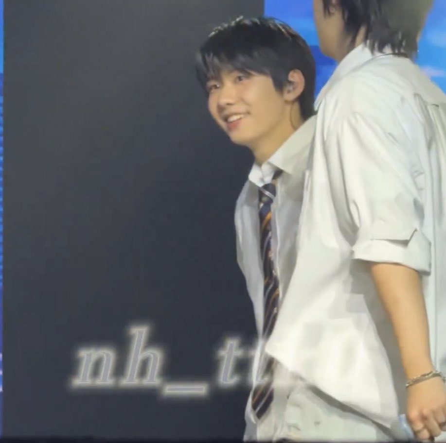 yeongwonhani's tweet photo. I love it when Hani loves performing to the point he teases the crowd and he knows that we’ll go crazy with what he’s doing. The smile and laughter after that lip-wink?!?😭✋🏻🫶🏻

c: @nh_ttk0 

#HAN #박한 #AHOF #아홉 @AHOF_official https://t.co/idlfFpg7jZ
