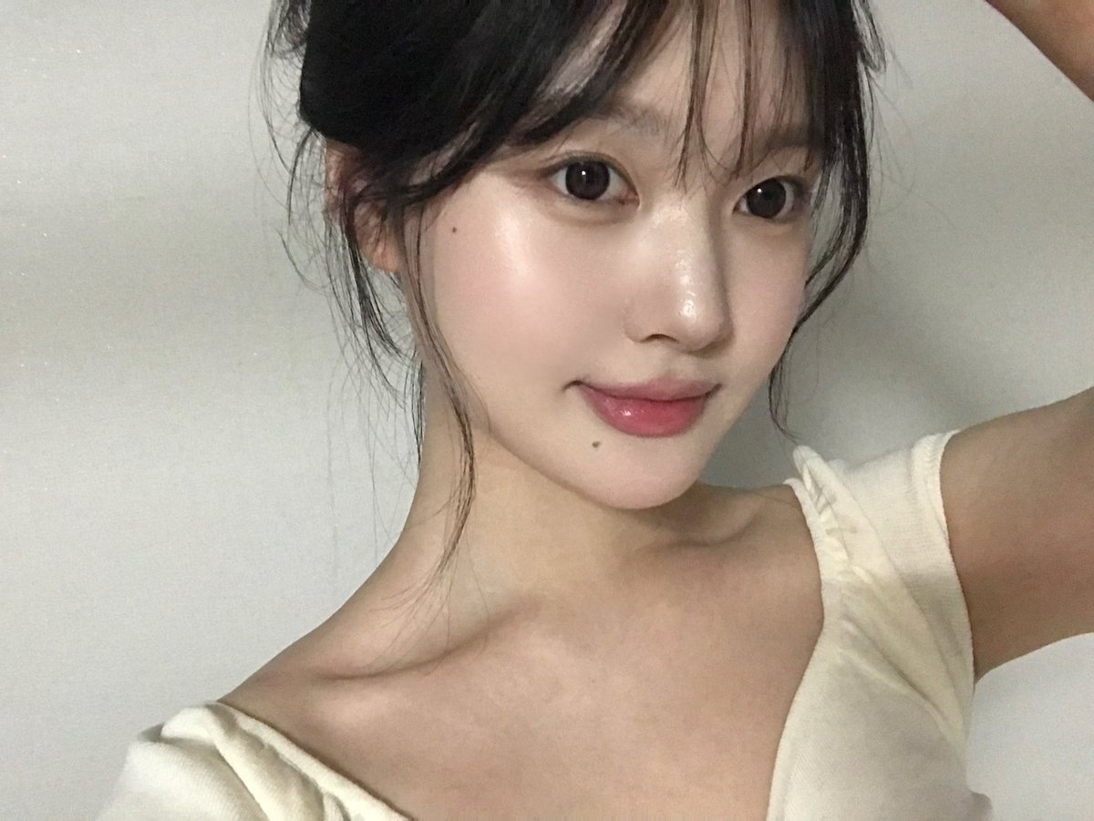 seeunhan__'s tweet photo. 오늘은 선크림 추천 가져왔습니다아 🫡

화장 전에 선크림을 뭘 사용하느냐에 따라 피부표현이 달라지더라구요 ! 인스타에서 자주 피부제품 뭐 쓰냐고 자주 물어보셔서 ! 타래로 설명 해보도록 하겠습니다 ••🫶🏻 https://t.co/uRXRZFBGCf