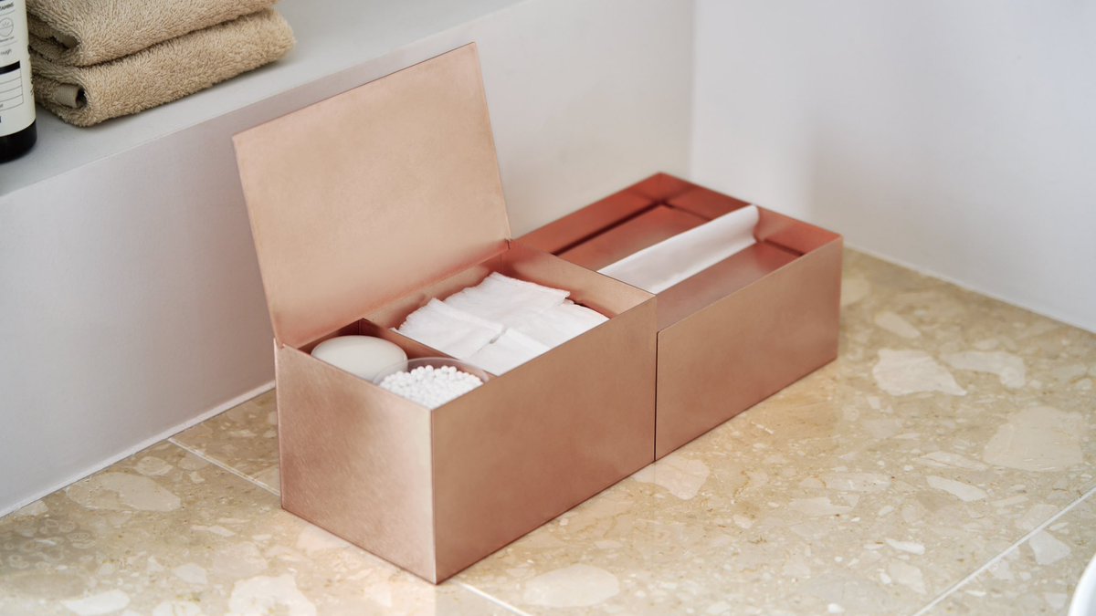 hconcept_JP's tweet photo. 【OUR WORKS】
あやせものづくり研究会 / Ori Tissue Case half

コンパクトサイズのティッシュがきれいにおさまる「Ori Tissue Case half (オリ ティッシュケースハーフ)」。

精密板金の加工技術による、そぎ落とされたシンプルな形状のティッシュケース。

銅、真鍮、ステンレスそれぞれの弾性などの特性を計算し、素材ごとに寸法や曲げを0.1mm単位で調整しています。

銅と真鍮は空気に触れることで酸化し、素材表面の色味に変化が現れます。
色の変化が出はじめる時から、変わりきる時まで、その時々の表情を楽しめます。

#ayaselabo #あやせものづくり研究会
#hconcept #アッシュコンセプト