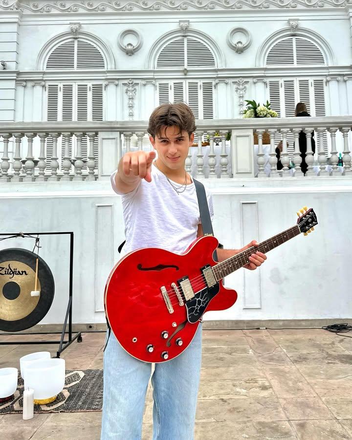 Algunos intereses de Alejandro:

— Cantar
— Bailar
— Actuar
— Jugar tenis &amp; tenis de mesa
— Leer
— Ir de compras

🔗: magazine.weverse.io/article/view/1…

#SANTOSBRAVOS #STBV #SANTOS_BRAVOS