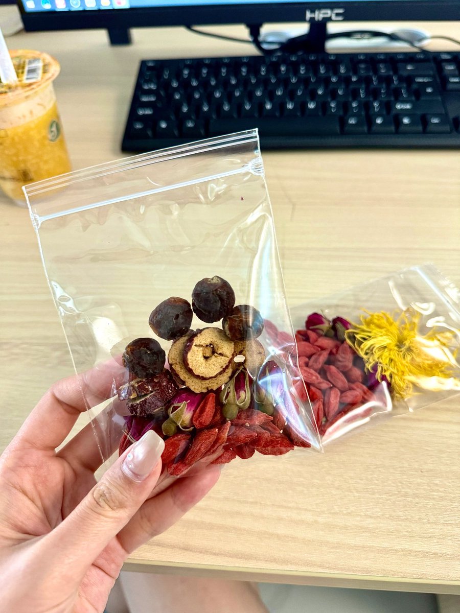 Magncsado's tweet image. 午後の陽射しがちょうどよく、同僚にもらったお茶を一杯淹れる。これ以上ないくらい、人生は素晴らしい。🥰